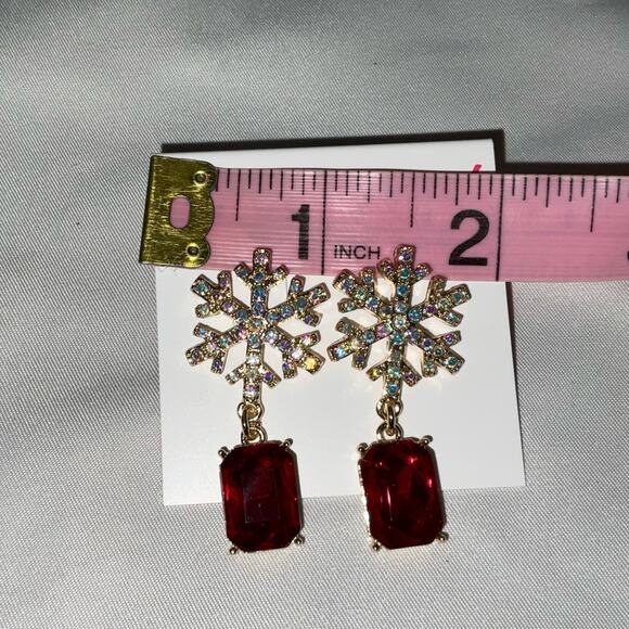 NWT BETSEY JOHNSON WHITE CRYSTAL RHINESTONE SNOWFLAKE RED GEM DANGLE EARRINGS - Picture 3 of 4